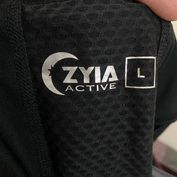 ZYIA Black Fitted Sleeveless Fitness Activewear Tank with zipper pocket - Picture 5 of 5